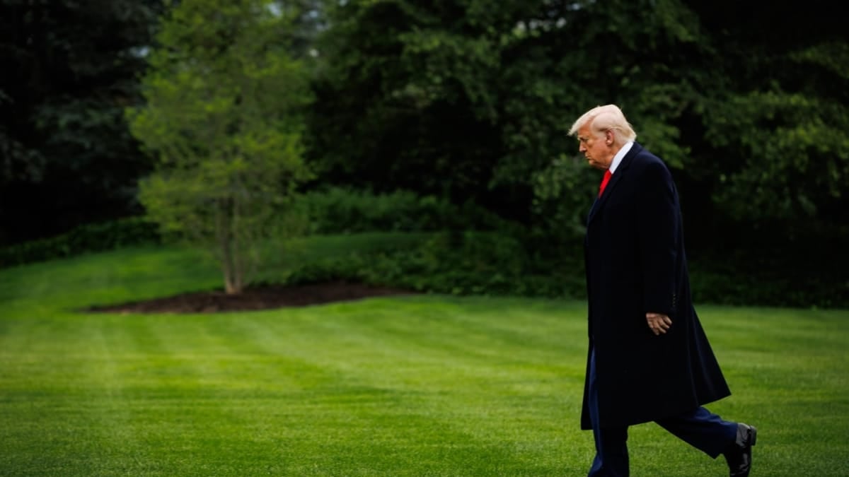 Donald Trump, camino del avión Marine One en la Casa Blanca, en Washington.