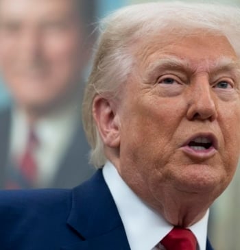 El Supremo de EEUU permite a Trump retirar la residencia temporal a [...]