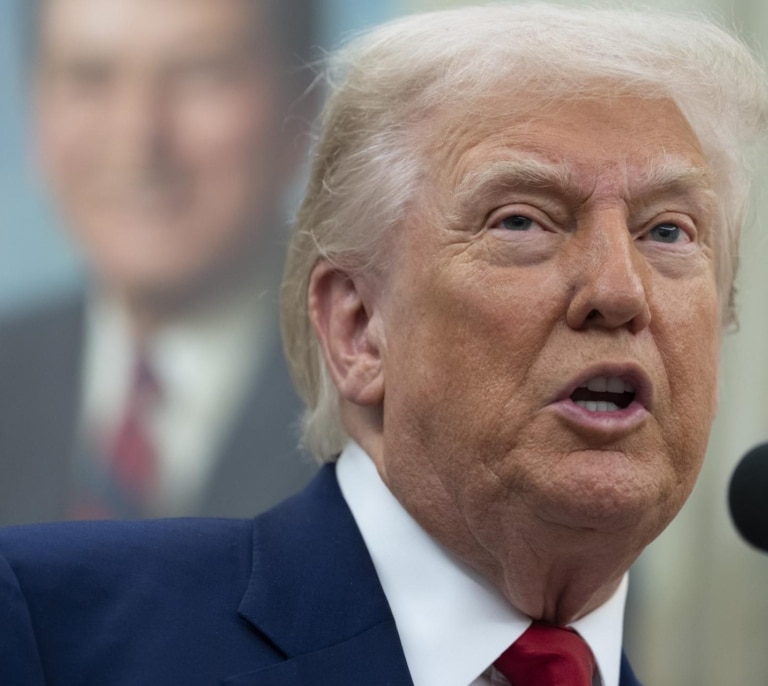 El Supremo de EEUU permite a Trump retirar la residencia temporal a 532.000 migrantes