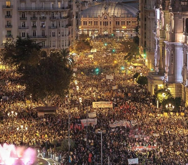 Calles cortadas y servicios mínimos por huelga y manifestación del 29M en Valencia