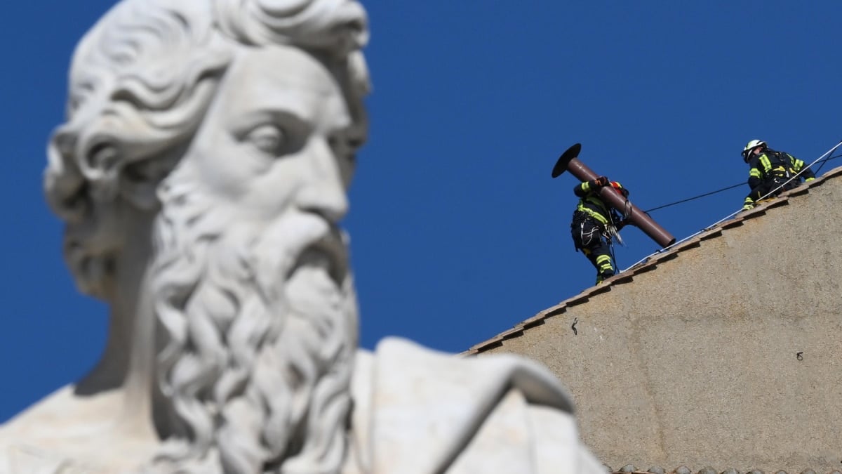 El Vaticano instala en la Capilla Sixtina la chimenea por la que se anunciará el nuevo papa