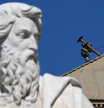 El Vaticano instala en la Capilla Sixtina la chimenea por la que [...]