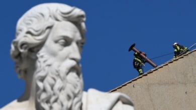El Vaticano instala en la Capilla Sixtina la chimenea por la que se anunciará el nuevo papa