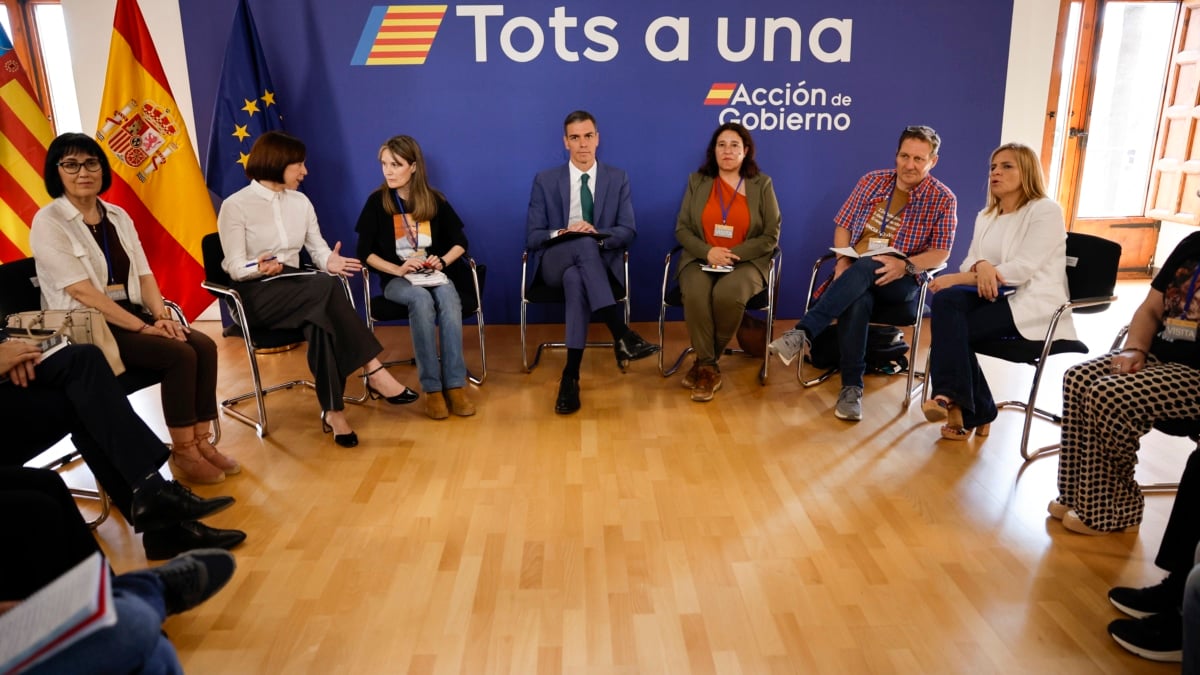 GRAFCVA7662. VALENCIA, 22/05/2025.- El presidente del Gobierno, Pedro Sánchez, la ministra de Ciencia y Universidades, Diana Morant (2ª i), y la delegada del Gobierno, Pilar Bernabé (d), durante la reunión mantenida este jueves en València con las tres asociaciones de víctimas de la dana del 29 de octubre para escuchar sus reivindicaciones. EFE/Biel Aliño