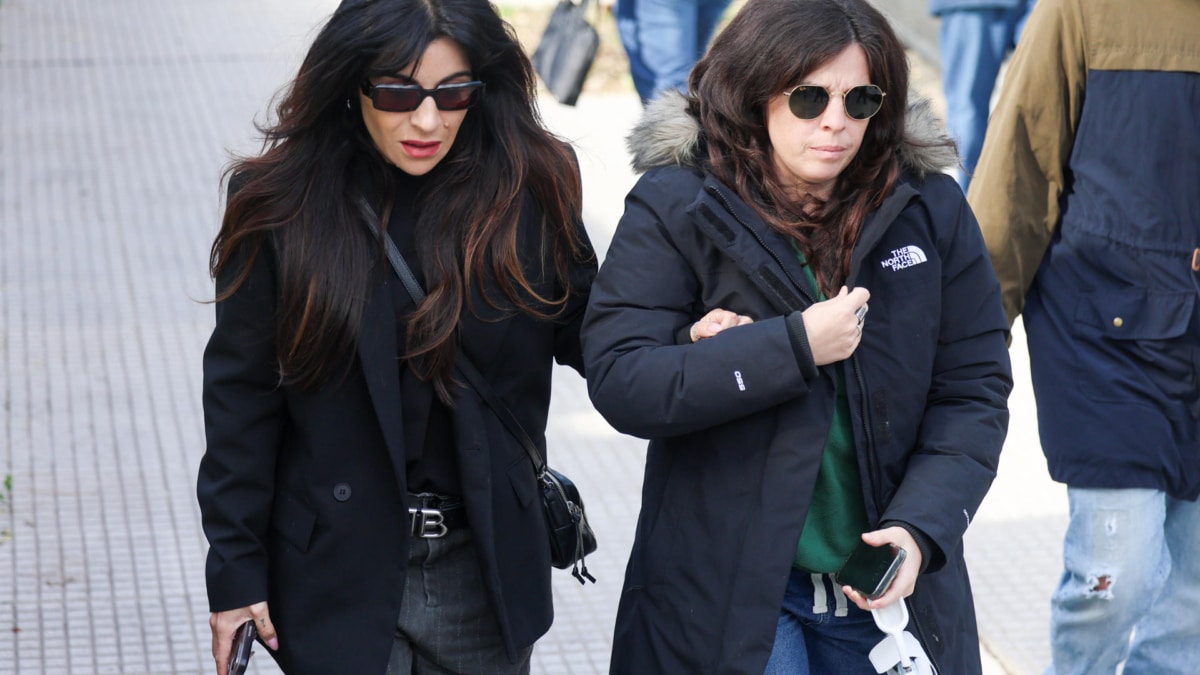 Las hijas de Diego Maradona, Gianina Maradona y Dalma Maradona asisten al juicio por la muerte de su padre este jueves, en Buenos Aires.