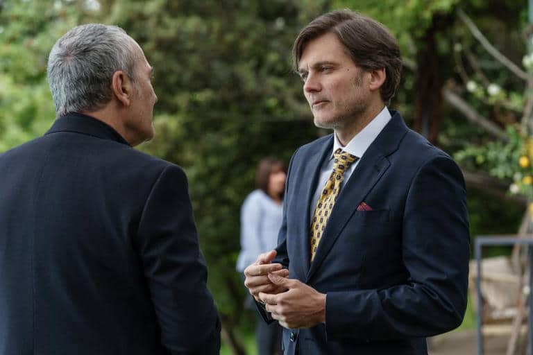 Aguirre y Federico negociando la venta de las acciones del fondo de inversión