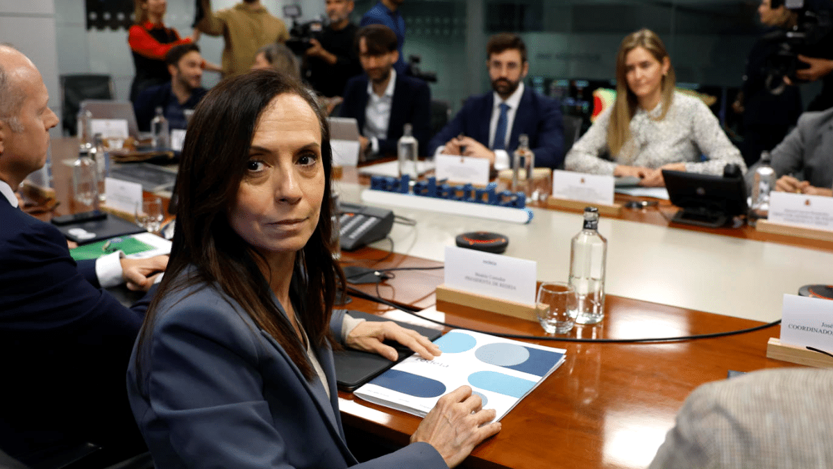 MADRID, 03/05/2025.- La presidenta de Red Eléctrica, Beatriz Corredor, asiste a la segunda reunión del Comité creado por el Gobierno para el análisis del apagón eléctrico del 28 de abril y que está presidido por la vicepresidenta tercera del Gobierno y ministra para la Transición Ecológica y el Reto Demográfico, Sara Aagesen, este sábado en Madrid. EFE/Juan Carlos Hidalgo