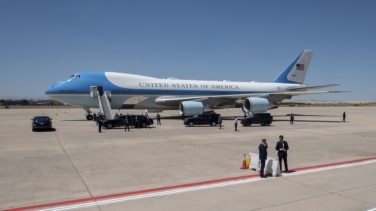 Trump, a favor de recibir un avión de 400 millones de Qatar pese a que la Constitución de EEUU lo prohíbe