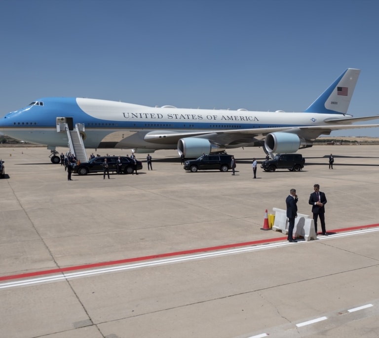 Trump, a favor de recibir un avión de 400 millones de Qatar pese a que la Constitución de EEUU lo prohíbe