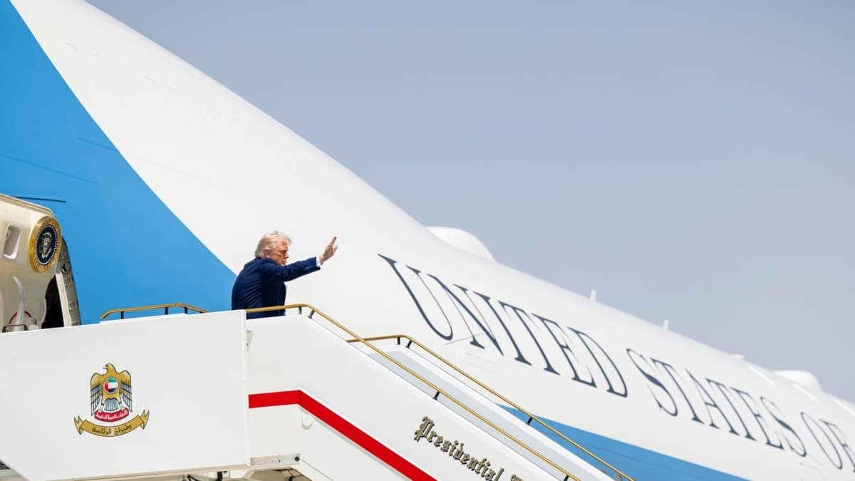 Trump saluda desde el Air Force One en el aeropuerto presidencial de Abu Dabi, en Emiratos Árabes Unidos, el pasado 16 de mayo.