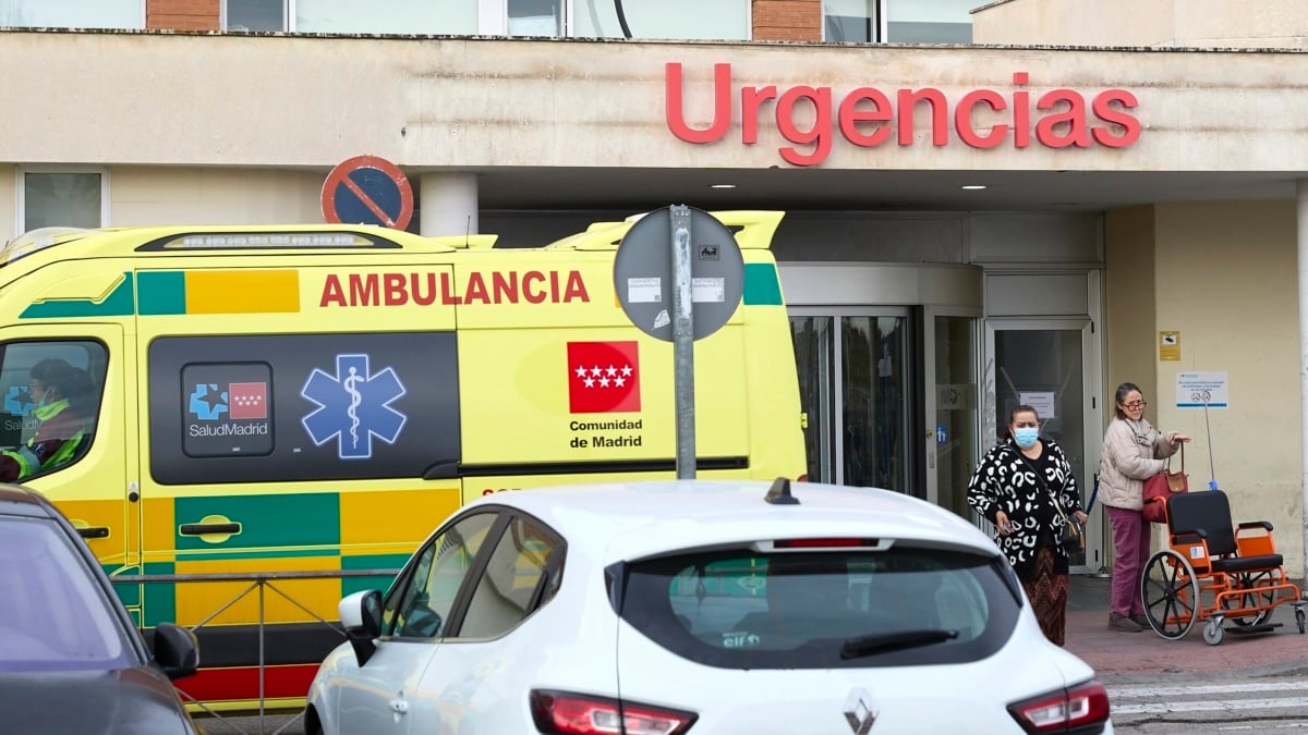 Una ambulancia en las Urgencias del Hospital 12 de Octubre en una imagen de archivo