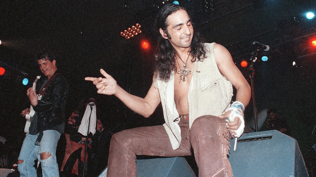 Antonio Flores en su último concierto, en Pamplona, el 26 de mayo de 1995, con la mano vendada por el puñetazo en la pared que dio tras conocer la muerte de su madre.
