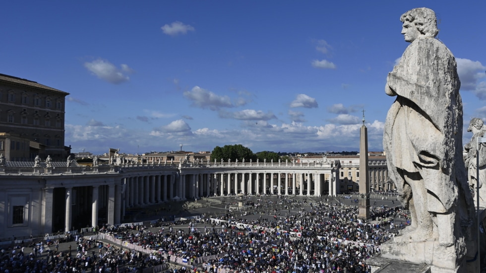 Expectación entre los asistentes del Vaticano