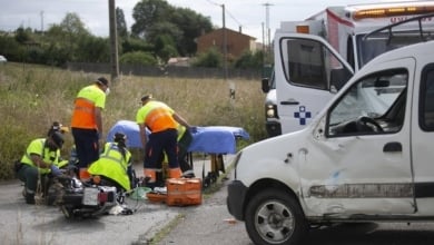 Motorista herido grave al colisionar con un camión en la A-126 en Zaragoza