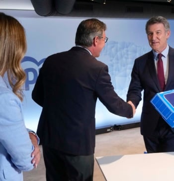 Feijóo no aclara su posición sobre las lenguas en la UE y [...]