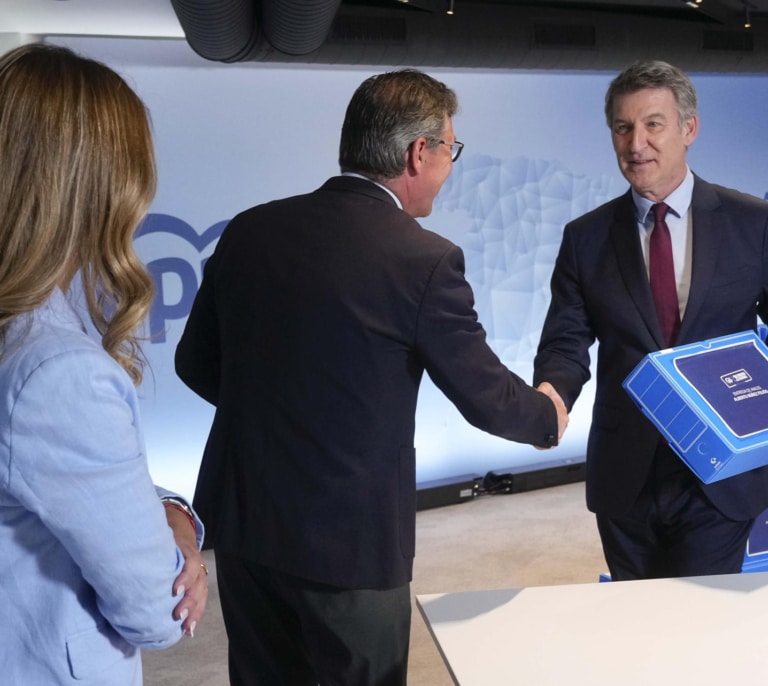 Feijóo no aclara su posición sobre las lenguas en la UE y prioriza el consenso lingüístico en Cataluña