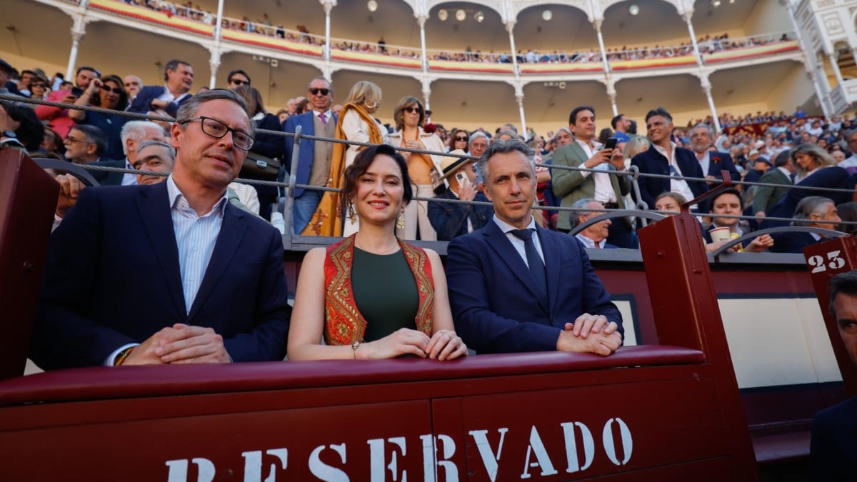 La presidenta de la Comunidad de Madrid, Isabel Díaz Ayuso, y su dos en el PP de Madrid, Alfonso Serrano (i), en las Ventas