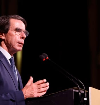 Aznar advierte a Feijóo de que debe "entusiasmar a los propios" y [...]