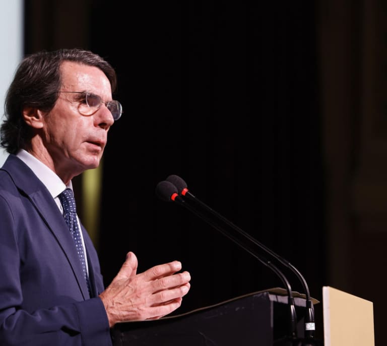 Aznar advierte a Feijóo de que debe "entusiasmar a los propios" y que no solo vale gobernar a costa del rechazo a Sánchez