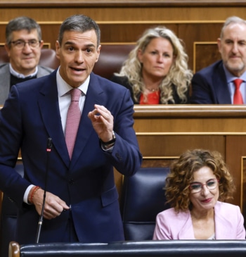Sánchez a Feijóo sobre la "casquería" de los wasaps: "Se regodea con [...]