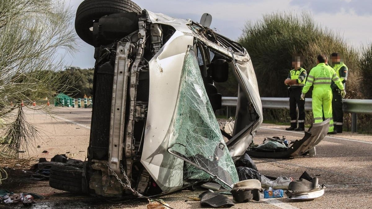 Un muerto y un herido tras el vuelco de una furgoneta