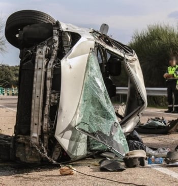 Un muerto y un herido tras el vuelco de una furgoneta