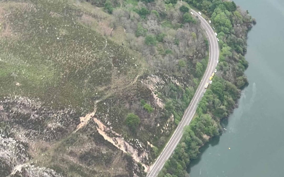 Cae al pantano de Tanes un helicóptero de Bomberos de Asturias que ayudaba en un incendio