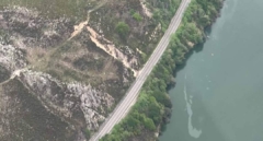 Cae al pantano de Tanes un helicóptero de Bomberos de Asturias que ayudaba en un incendio