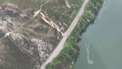 Cae al pantano de Tanes un helicóptero de Bomberos de Asturias que ayudaba en un incendio