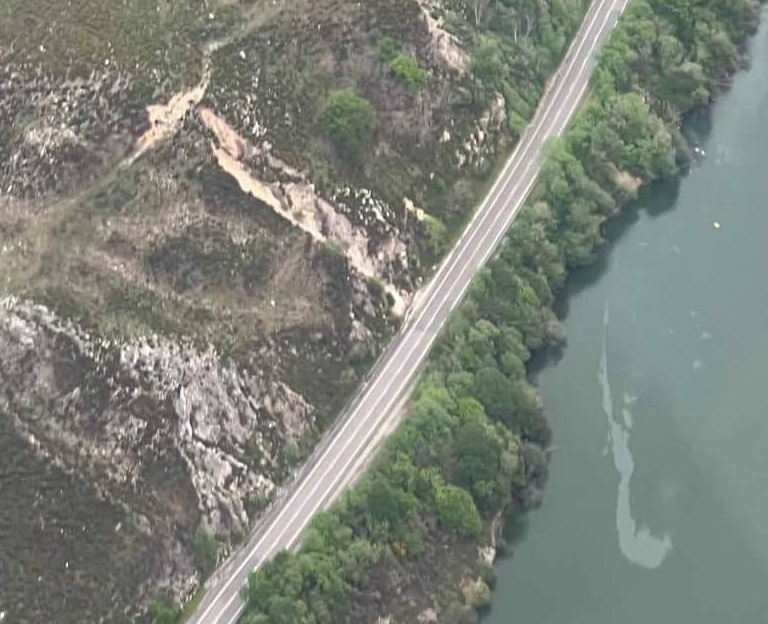 Cae al pantano de Tanes un helicóptero de Bomberos de Asturias que ayudaba en un incendio