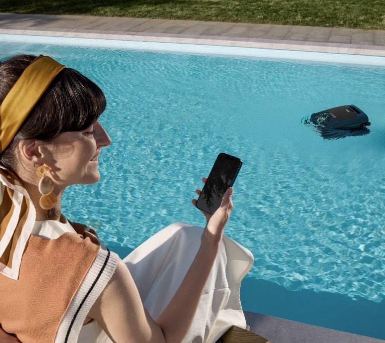 Pon tu piscina a punto con este robot limpiafondos ¡que Amazon ha rebajado más de 500 euros!