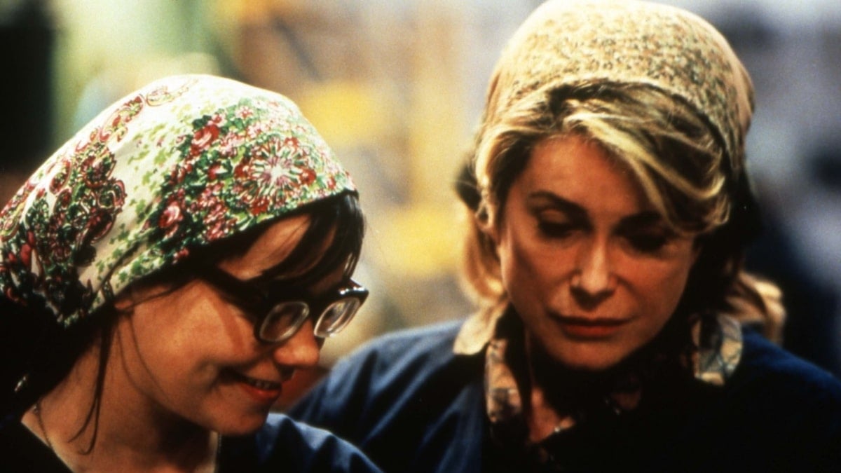 Björk y Catherine Deneuve en una escena de 'Bailar en la oscuridad'.