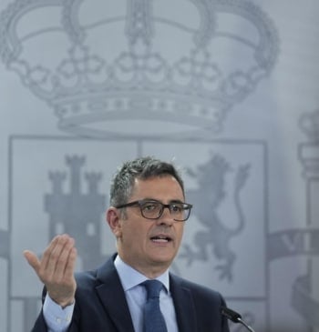 El lapsus de la portavoz Pilar Alegría: llama Ábalos a Bolaños