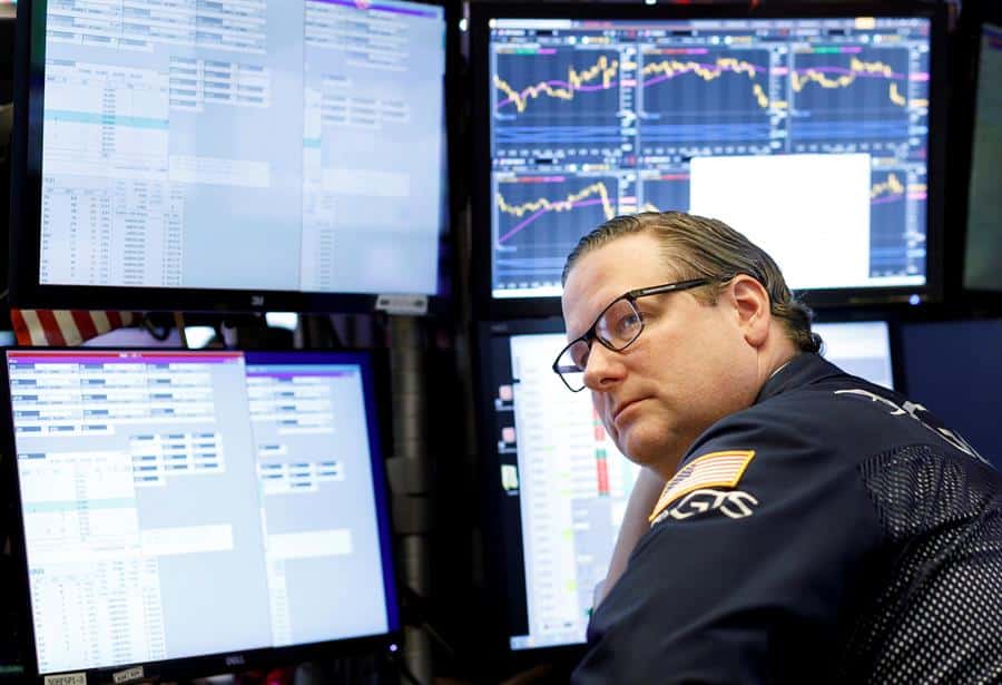 Un trader trabaja al inicio de la sesión en la bolsa de Nueva York.