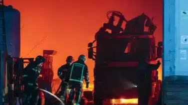 Extinguido espectacular incendio que puso en riesgo el Arenal Sound