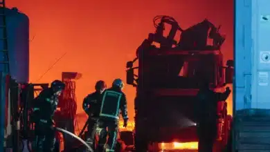 Extinguido espectacular incendio que puso en riesgo el Arenal Sound