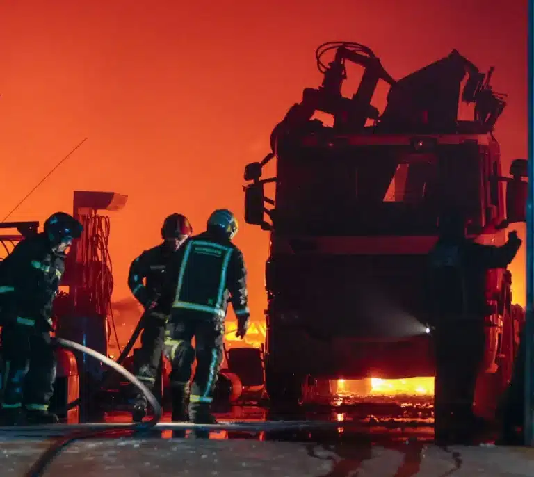 Extinguido espectacular incendio que puso en riesgo el Arenal Sound