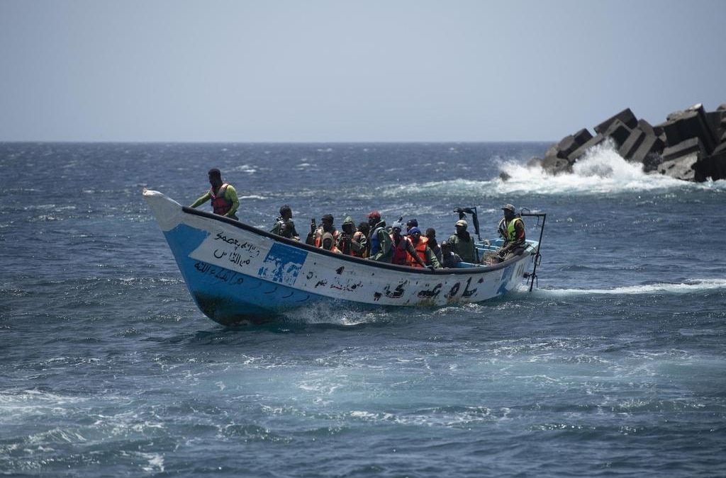 Arrestan en Ibiza al patrón de una patera por forzar a migrantes a llevar gasolina