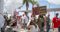 "Líderes en turismo y pobreza": miles de canarios se manifiestan contra la masificación