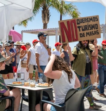 "Líderes en turismo y pobreza": miles de canarios se manifiestan contra la [...]