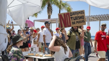 "Líderes en turismo y pobreza": miles de canarios se manifiestan contra la masificación