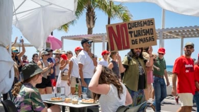 "Líderes en turismo y pobreza": miles de canarios se manifiestan contra la masificación