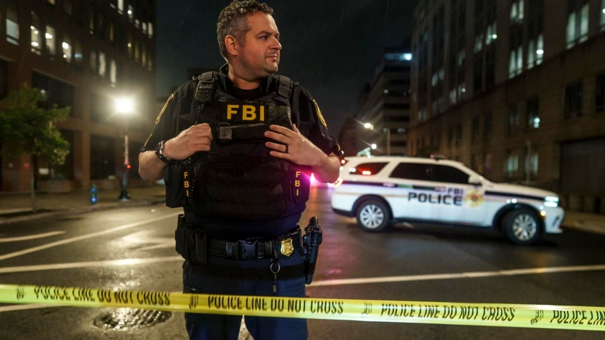 Un agente del FBI en la escena donde una pareja fue asesinada el miércoles en Washington.
