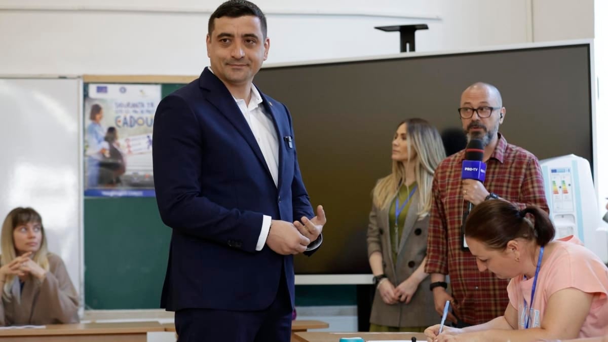 Mogosoaia (Romania), George Simion después de votar este domingo en Bucarest.