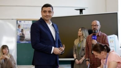 El ultranacionalista George Simion gana con holgura la primera vuelta de las presidenciales en Rumanía