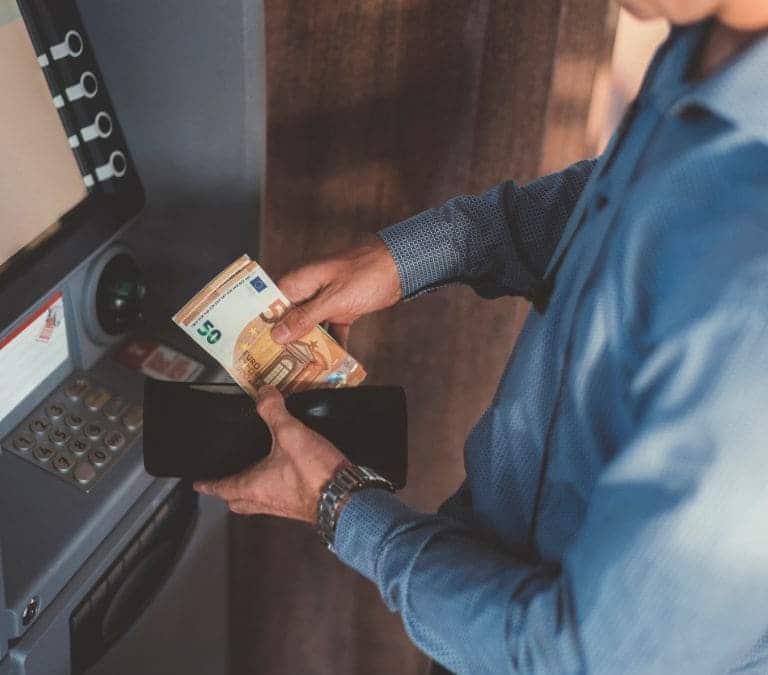 La Unión Europea obliga a realizar estos cambios en los cajeros automáticos