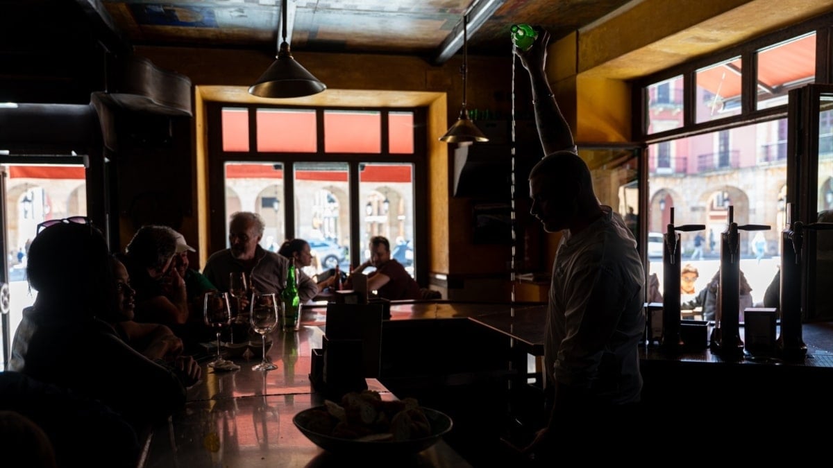 (Foto de ARCHIVO) Un camarero sirve sidra en un bar durante el apagón, a 28 de abril de 2025, en Gijón, Asturias (España). Un apagón eléctrico ha asolado España, Portugal y parte de Francia a las 12.30h. de la mañana. Sin saber aún las causas concretas del apagón, poco a poco se recupera el suministro eléctrico en todas las regiones de la Península Ibérica. Algunas ciudades y municipios han estado más de 12 horas sin luz, y otras zonas aún no la han recuperado. Juan Vega / Europa Press 29/4/2025