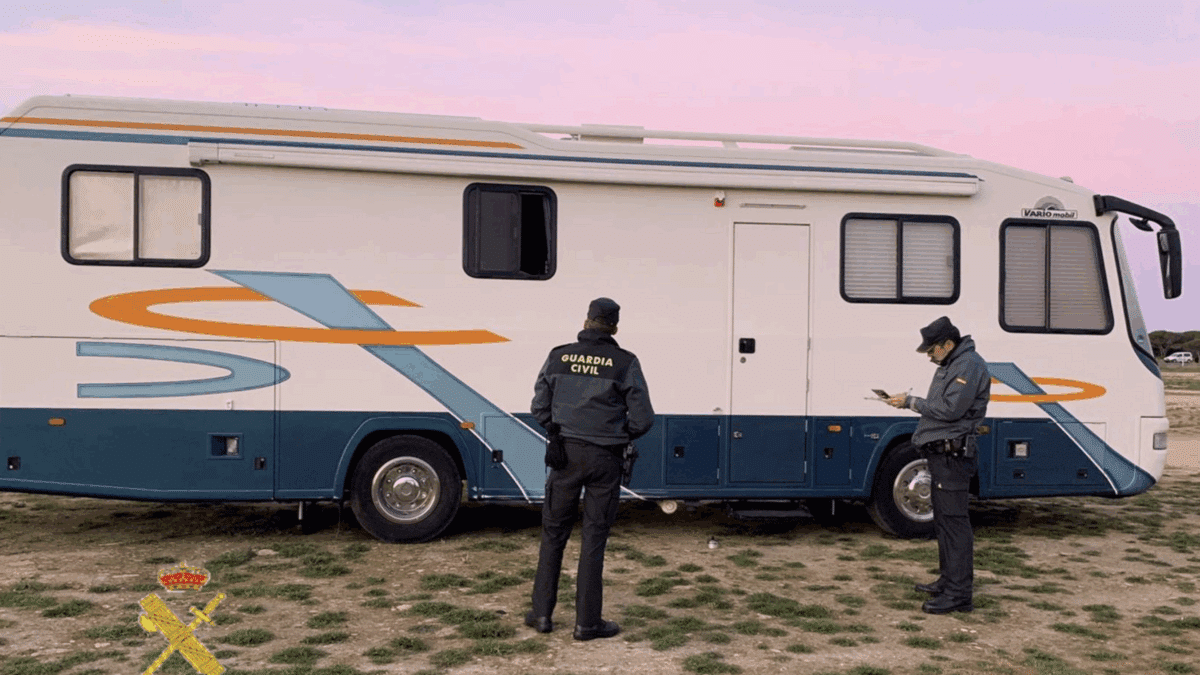 Desmantelado un campamento ilegal con más de 90 vehículos en Tarifa (Cádiz)