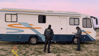 Desmantelado un campamento ilegal con más de 90 vehículos en Tarifa (Cádiz)