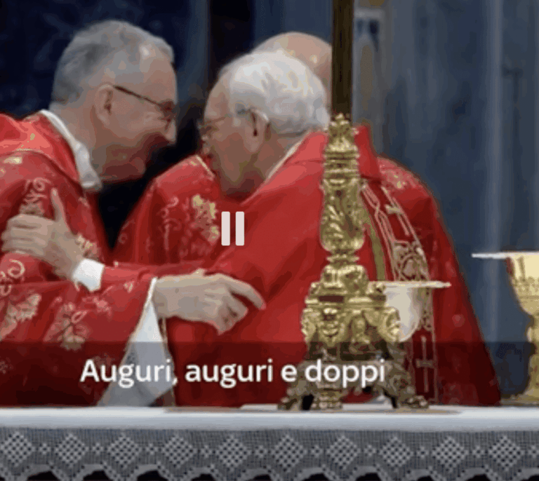 El micrófono abierto que alimenta las especulaciones papales de la prensa italiana: "Suerte... por partida doble"